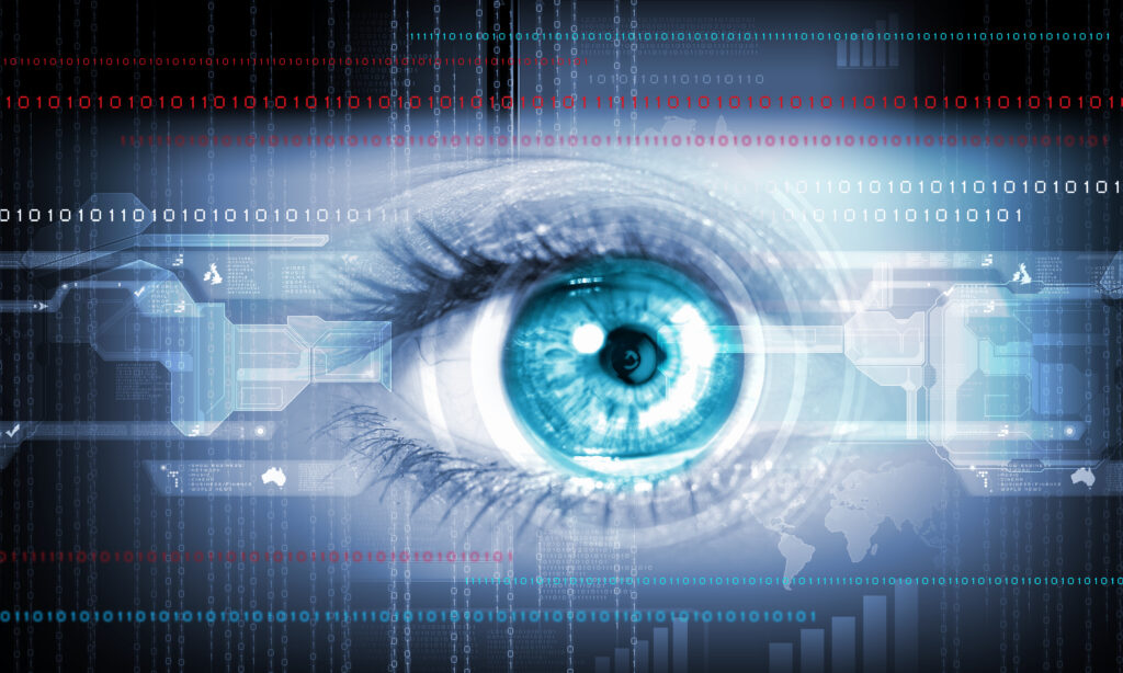 Nahaufnahme des menschlichen Auges mit Code Overlay
